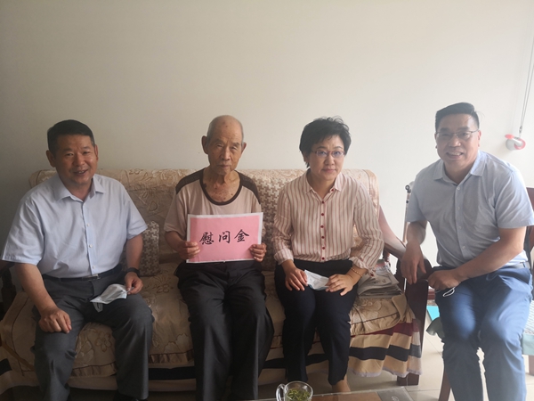 山东J9直营网集团走访慰问离休老干部颁发“光荣在党50年”纪念章